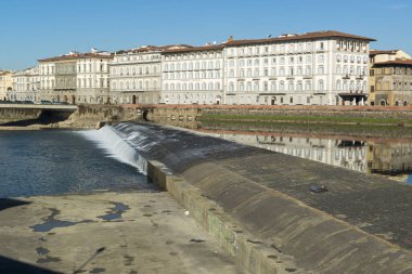 Floransa'da Arno Nehri weir üzerinde oturan adam