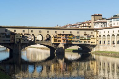 Ponte Vecchio Köprüsü Floransa'da Arno Nehri üzerinde