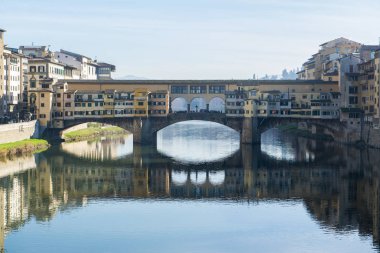 Ponte Vecchio Köprüsü Floransa'da Arno Nehri üzerinde