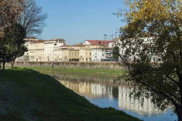 Widok na rzekę Arno i budynków w mieście Florencja — Zdjęcie stockowe