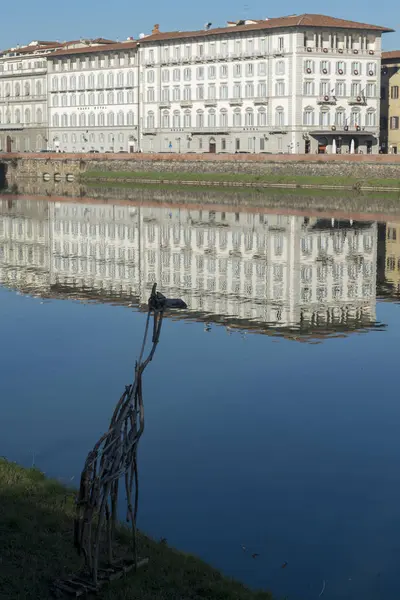 Floransa'da Arno Nehri ve zürafa heykel görünümünü