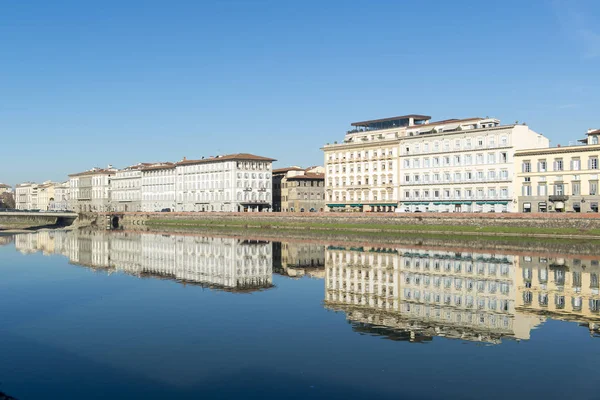 Arno Nehri dolgu ile mimari yapılar reflecttions görünümünü su