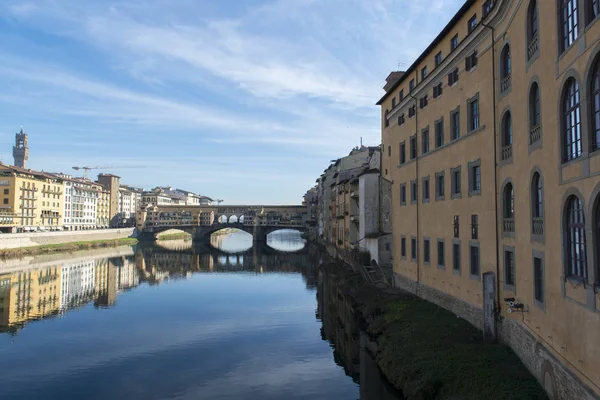 Arno Nehri setin mimarisi ve Ponte Vecchio köprü görünümü