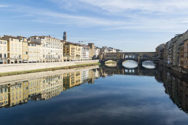 Ponte Vecchio Köprüsü Floransa'da Arno Nehri üzerinde