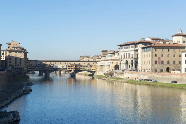 Ponte Vecchio Köprüsü Floransa'da Arno Nehri üzerinde
