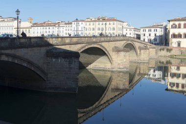Arno Nehri banka mimari yapılar ve köprü reflecttions görünümünü
