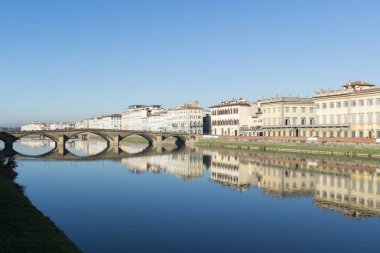 Arno Nehri Dolgu ile mimari yapılar Köprüsü reflecttions görünümünü