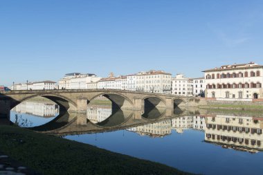 Arno Nehri banka mimari yapılar ve köprü reflecttions görünümünü