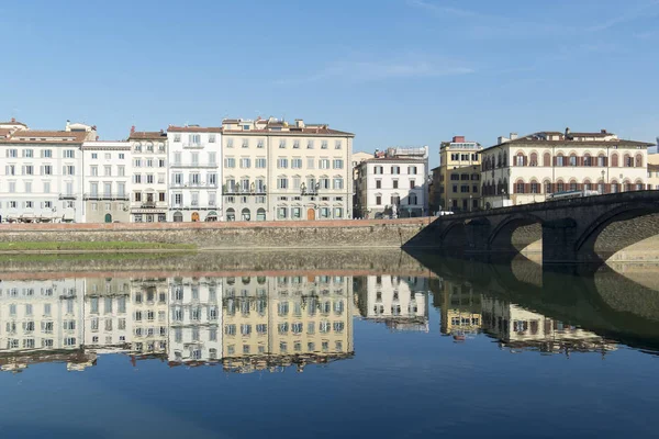 Arno Nehri banka mimari yapılar ve köprü reflecttions görünümünü — Stok fotoğraf