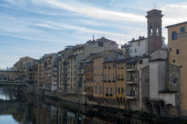 Arno kıyısında binaların mimari nehir Floransa'daki Ponte Vecchio ile