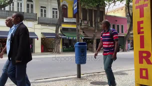 Gente caminando en el centro de Río de Janeiro — Vídeo de stock