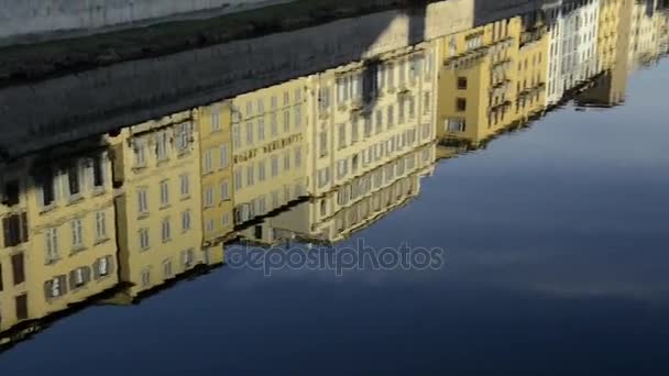 Γέφυρα Ponte Vecchio της Φλωρεντίας. Κάμερα κινείται από αντανακλάσεις στο ποτάμι γέφυρα — Αρχείο Βίντεο