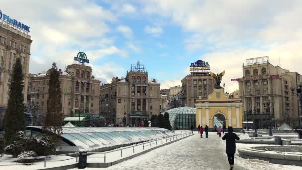 Persone che camminano su Maidan Independence Square — Video Stock