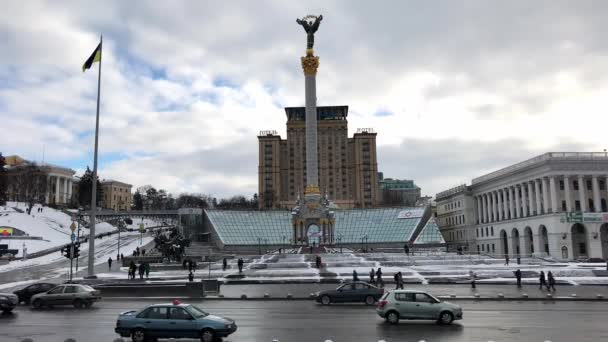Maidan Plaza de la Independencia el tráfico en una tarde nevada de invierno — Vídeo de stock