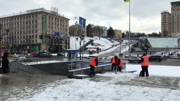 Workers remove snow on Maidan Independence Square in Kiev — Stock Video