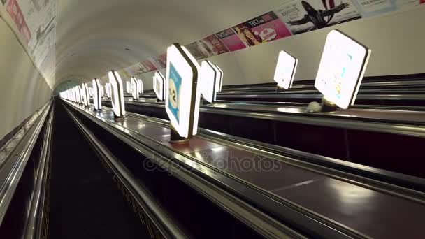 Kiev Maidan escaleras mecánicas del metro por la noche — Vídeos de Stock