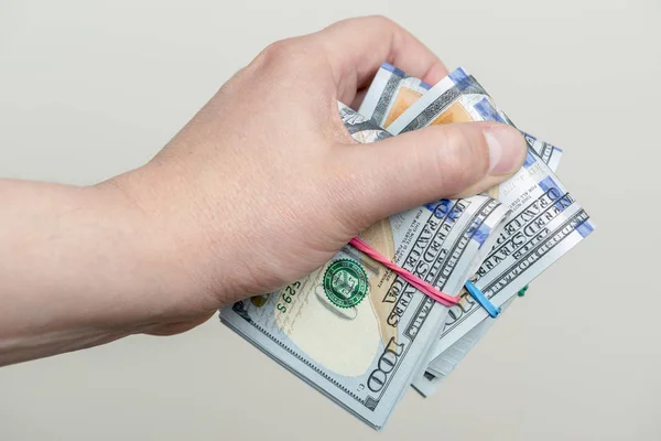 Yüz dolarlık banknotlar paket tutan el