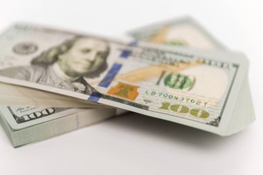 Yüz dolarlık banknot para yığını