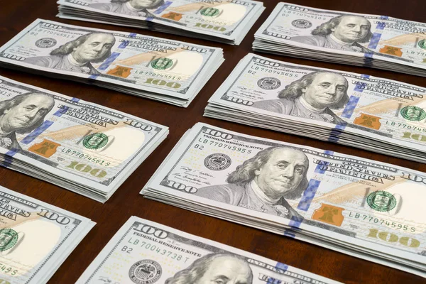 Righe pile di dollari sul tavolo — Foto Stock