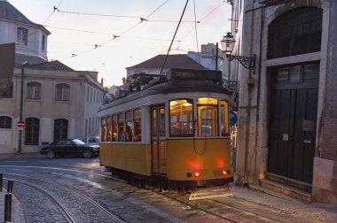 Sokakta akşam saatlerinde Lizbon, Portekiz tramvay.