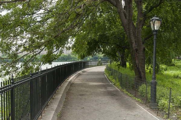Piste de jogging autour du lac à Central Park, New York — Photo