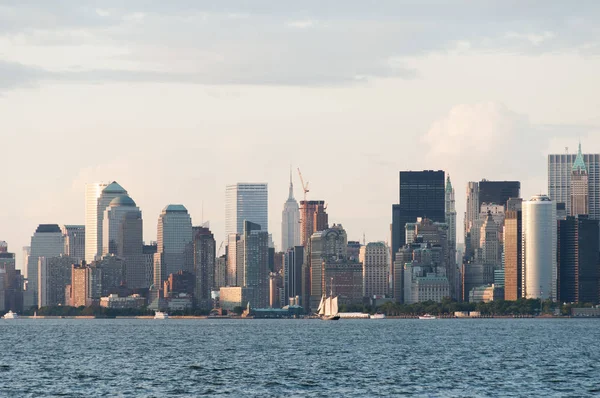 Gün batımından önce bay Manhattan manzarası
