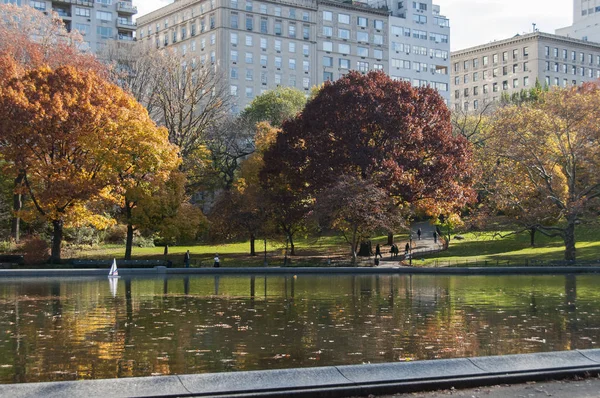 Lac et arbres d'automne sur Central Park, New York — Photo