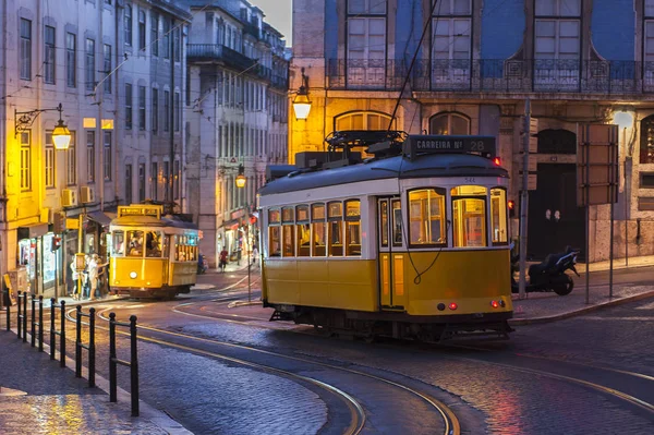Tramvaylar karşıdan karşıya geçerken akşam saatlerinde Lizbon, Portekiz