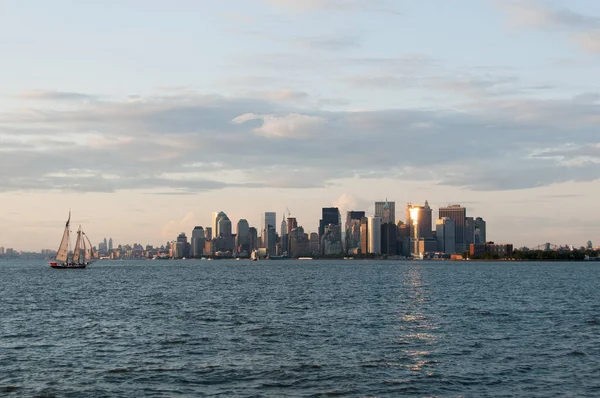 Gün batımından önce bay Manhattan manzarası