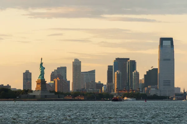 Özgürlük Anıtı'nın New Jersey manzarası Sunset'teki karşı