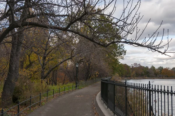 Chemin au bord du lac à Central Park, New York — Photo