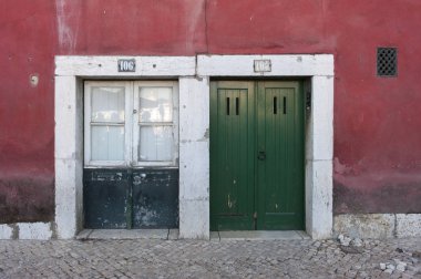 Lizbon bir binada iki renkli ahşap kapılar