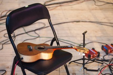 Akustik gitar müzik konser üzerine takılı