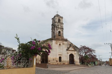 Trinidad, Küba'da bir meydanda eski sömürge Kilisesi