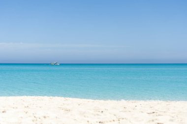 Mavi Karayip Denizi üzerinde yelken tekne