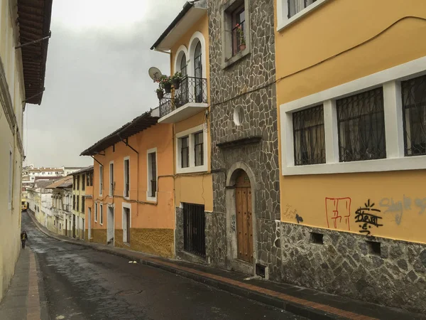 Quito, Ekvator sokakta sömürge evleri