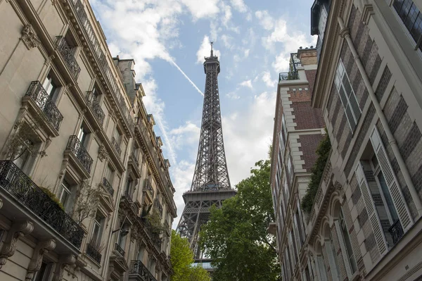 Eiffeltornet sett bakom byggnader i Paris, Frankrike Royaltyfria Stockbilder