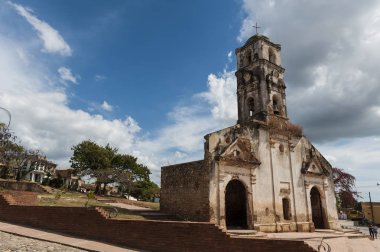 Trinidad, Küba, meydanda bir güneşli gökyüzü ve bulutlar ile eski sömürge Kilisesi