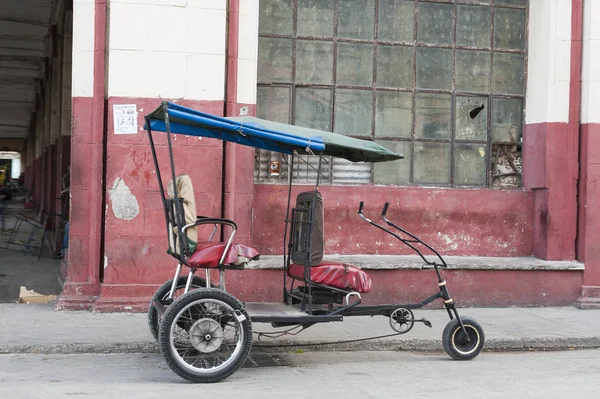 Çekçek tuk-tuk Havana Küba'da boşta