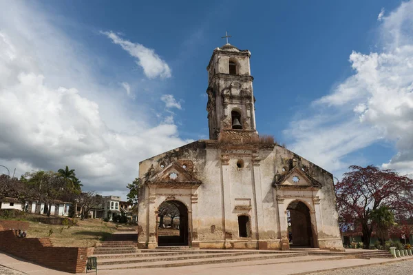 Antiga igreja colonial em uma praça em Trinidad, Cuba, com céu ensolarado — Fotografia de Stock