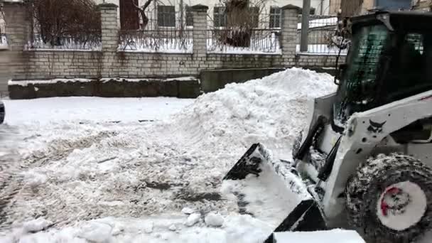 Snowplow truck rimozione neve vicino Maidan — Video Stock