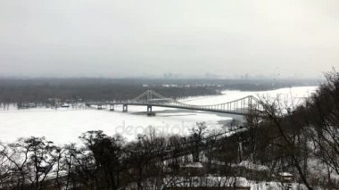 Kuşlar ile dondurulmuş Dnipro köprüden Parkovyi görünümünü