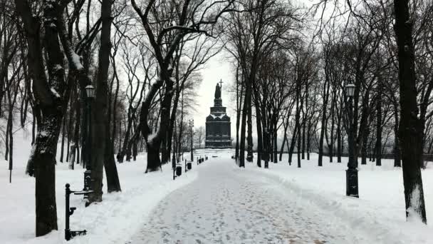 Pomnik do Włodzimierza wielkiego ze śniegu w zimie — Wideo stockowe