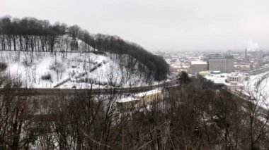 Volodymyr hill ve kış aylarında donmuş Dnipro Nehri'nin manzarası. El stabilize pan vurdu