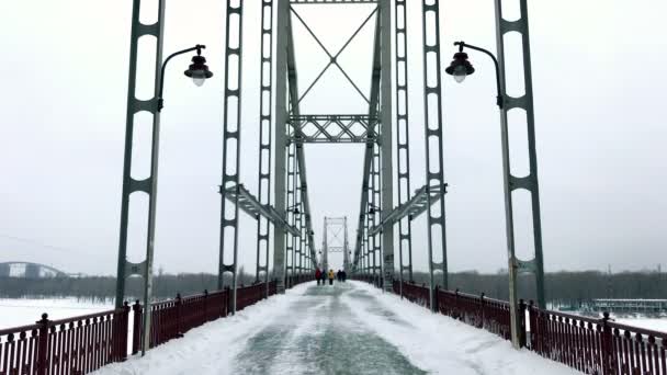 Перегляд Parkovyi мосту в зимовий період — стокове відео