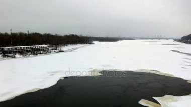 Donmuş Dnipro pan plaj Naberezhne anayola vurdu. El stabilize pan vurdu