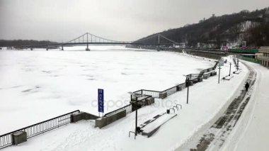 Donmuş Dnipro Nehri'nin Podil dolgu ve Parkovyi Köprüsü