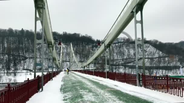 Visa Parkovyi-bron i vinter över frysta Dnipro — Stockvideo