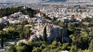 Turistler tırmanmaya Areopagus hill, Acropolis yakınındaki Antik Atina mahkeme