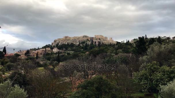Афінський Акрополь на вершині пагорба — стокове відео